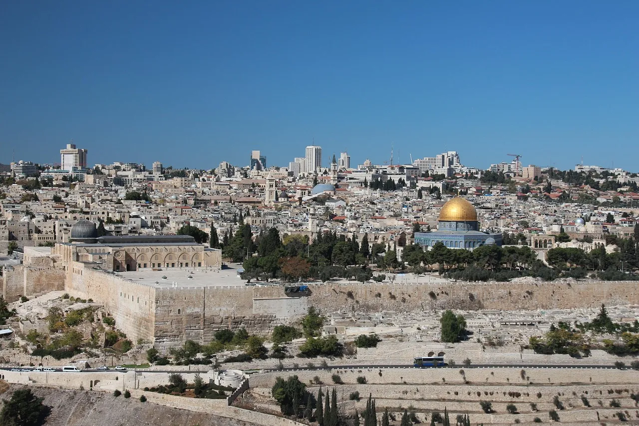 Vista desde la azotea de un hotel en Jerusalem, con los cupulas y las murallas de la Ciudad Vieja al atardecer