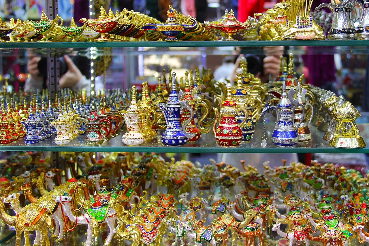Articulos ornamentales y souvenirs coloridos exhibidos en una tienda del zoco de la Ciudad Vieja de Jerusalen