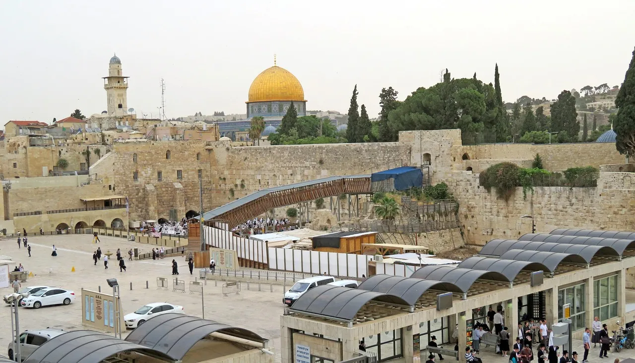 La plaza del Muro de los Lamentos en Jerusalen iluminada por la luz calida del atardecer del viernes antes del Shabat