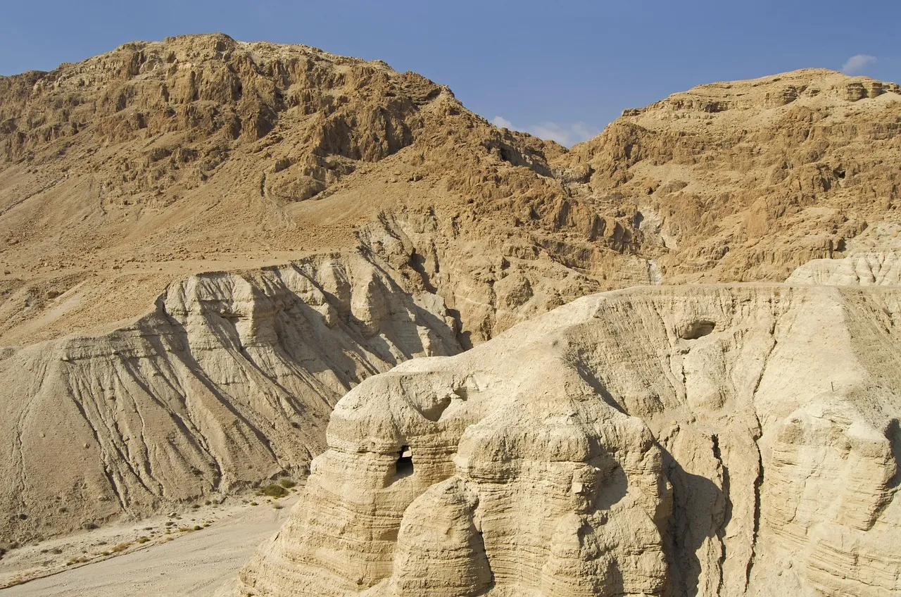 Complejo de cuevas de Qumran en los acantilados aridos sobre el Mar Muerto, donde se descubrieron los Manuscritos del Mar Muerto en 1947