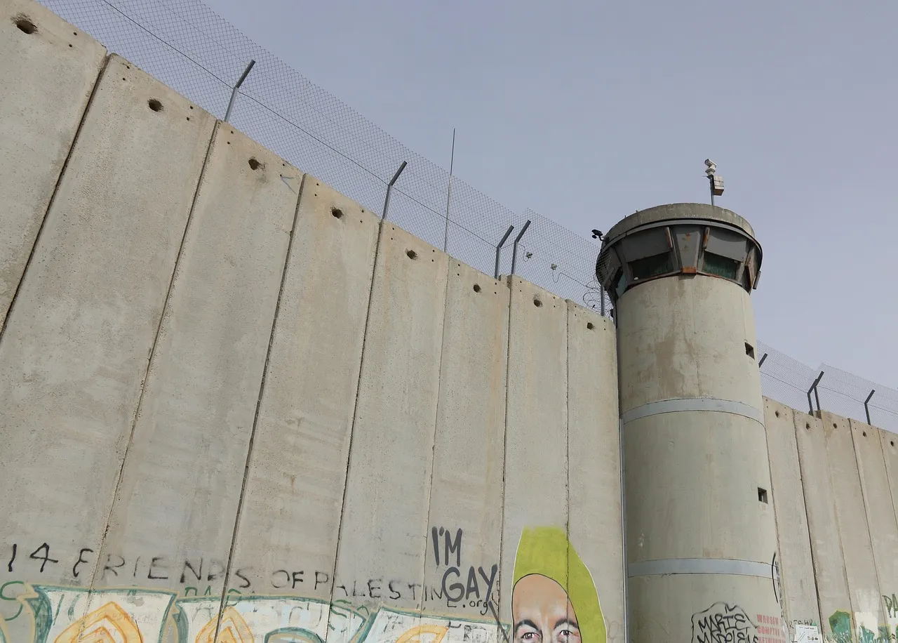 El muro de separación israelí en el borde norte de Belén, con torre de vigilancia y barrera de concreto contra el cielo