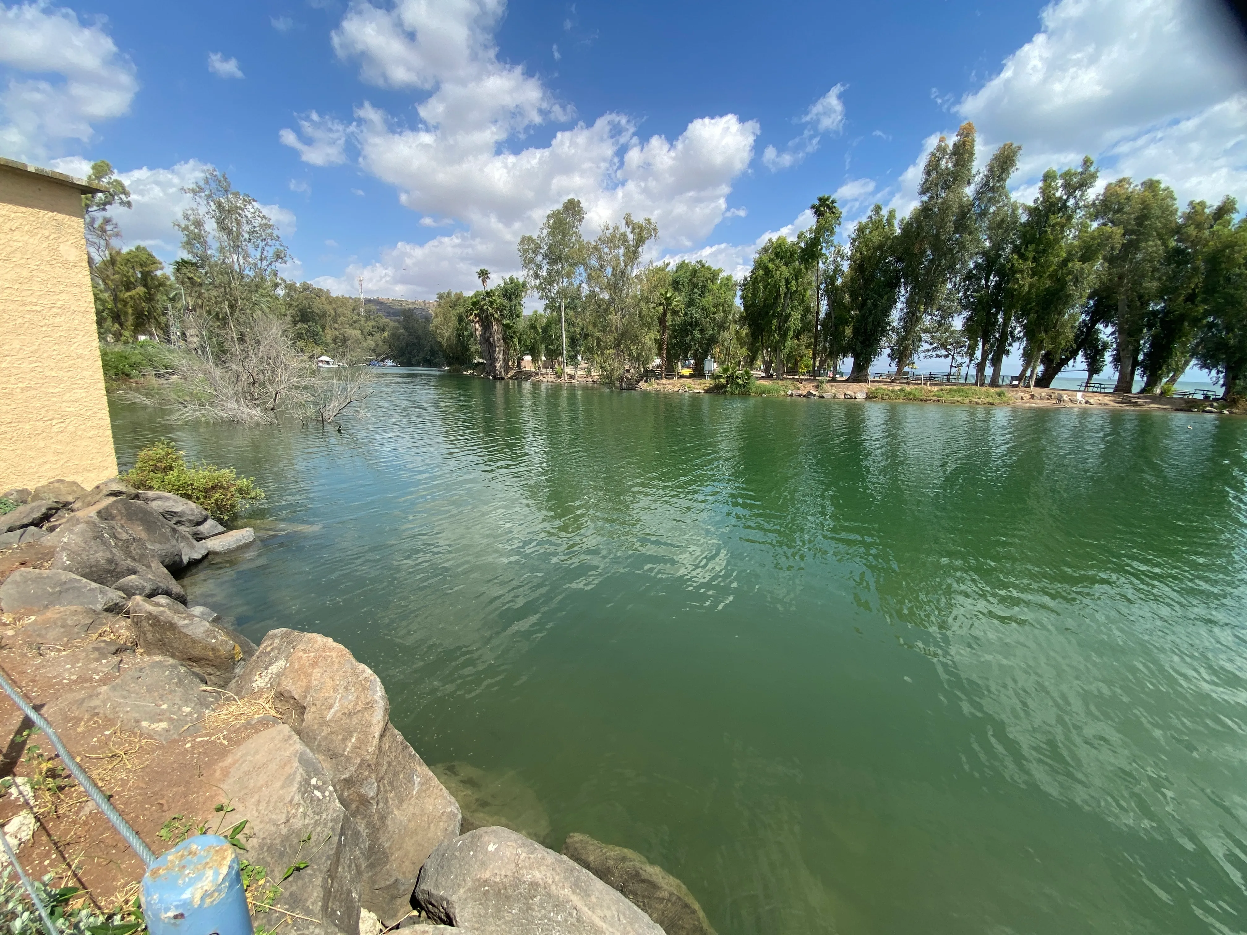El río Jordán serpenteando entre cañaverales al sur del Mar de Galilea, con las colinas orientales de Jordania al fondo