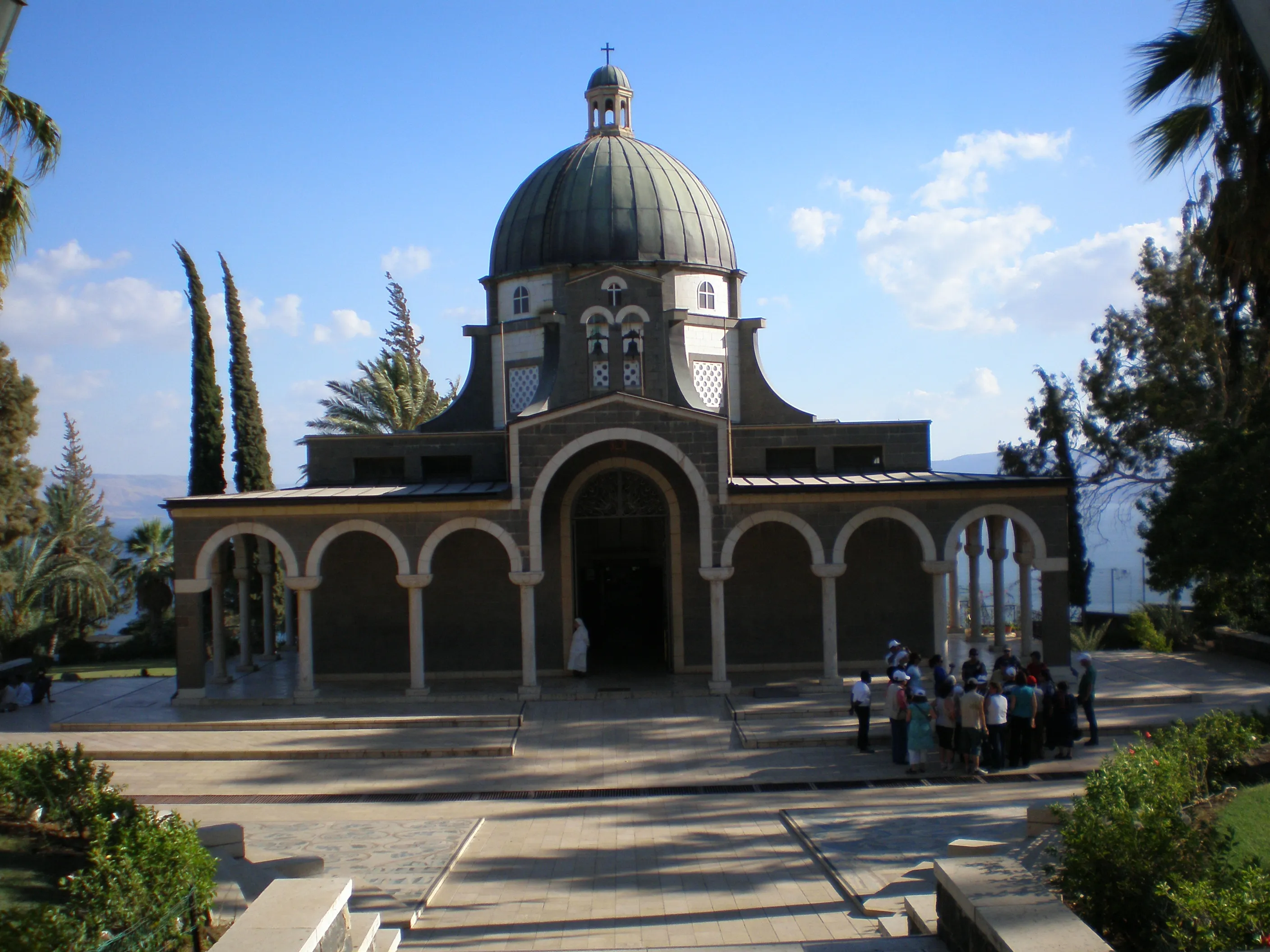 La iglesia católica octagonal de las Bienaventuranzas en una ladera verde sobre el Mar de Galilea