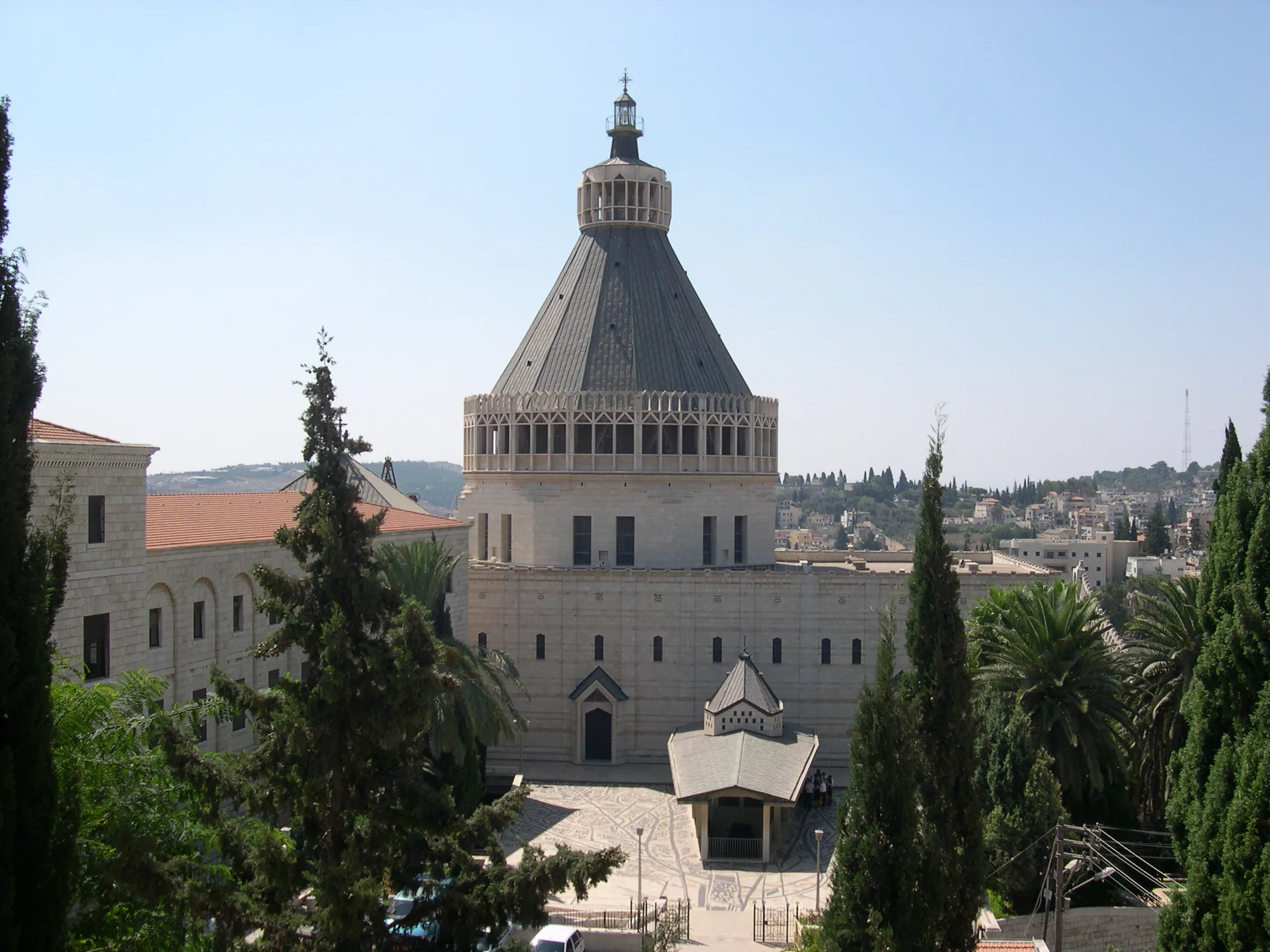Exterior de la Basílica de la Anunciación en Nazaret con la cúpula cónica sobre la Gruta